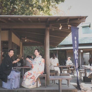 のれんのかかった茶屋で団子を手に笑う新郎新婦と茶室全体を写した、三渓園の和装前撮り