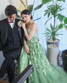 淡いグリーンに可憐な花刺繍が映える、ナチュラルで優しい印象のカラードレスです。（Aライン / リーフグリーン／衣装番号ACS202）