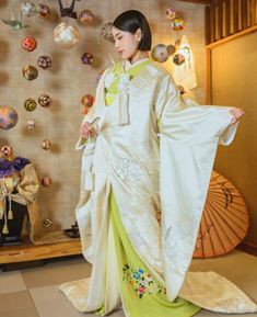 大きなお花の刺繍が印象的な白無垢。シンプルながらも華やかさと上品な存在感を兼ね備えた一着です。（衣装番号白無垢　TS206）