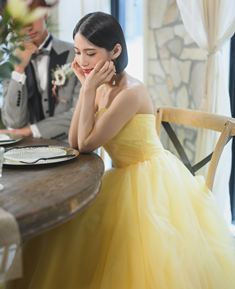 ふんわりとしたスフレイエローのチュールが可愛らしく、まるでプリンセスのような華やかなドレスです。（プリンセスライン / スフレイエロー／衣装番号DCR201）
