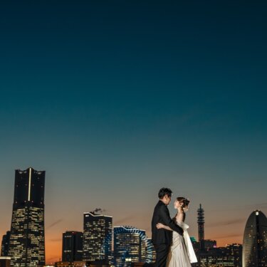 青みがかった夜空とライトアップされたランドマークタワーの夜景を大きく取り入れた、新郎新婦の前撮り