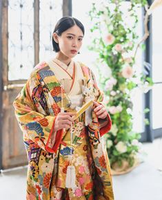 淡いクリーム色の掛下は、柔らかな色合いが上品で優しい印象を与える一着です。
白無垢や色打掛の美しさを引き立てながら、花嫁様らしい華やかさと品のある雰囲気を演出します。（クリーム／衣装番号色掛下：AK22）