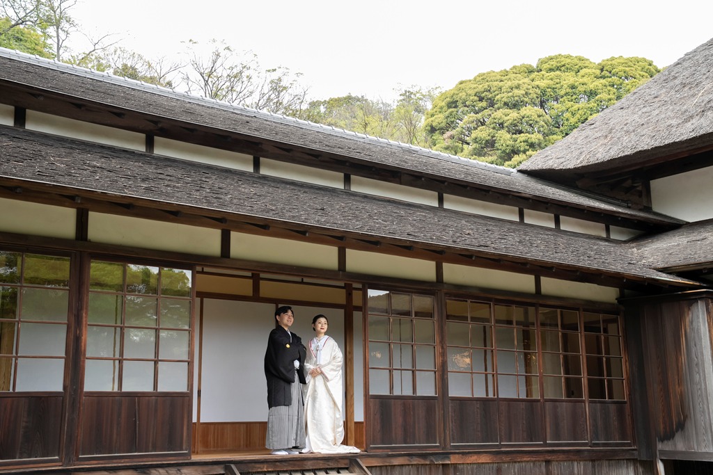 古民家の縁側にて素敵な笑顔の新郎新婦