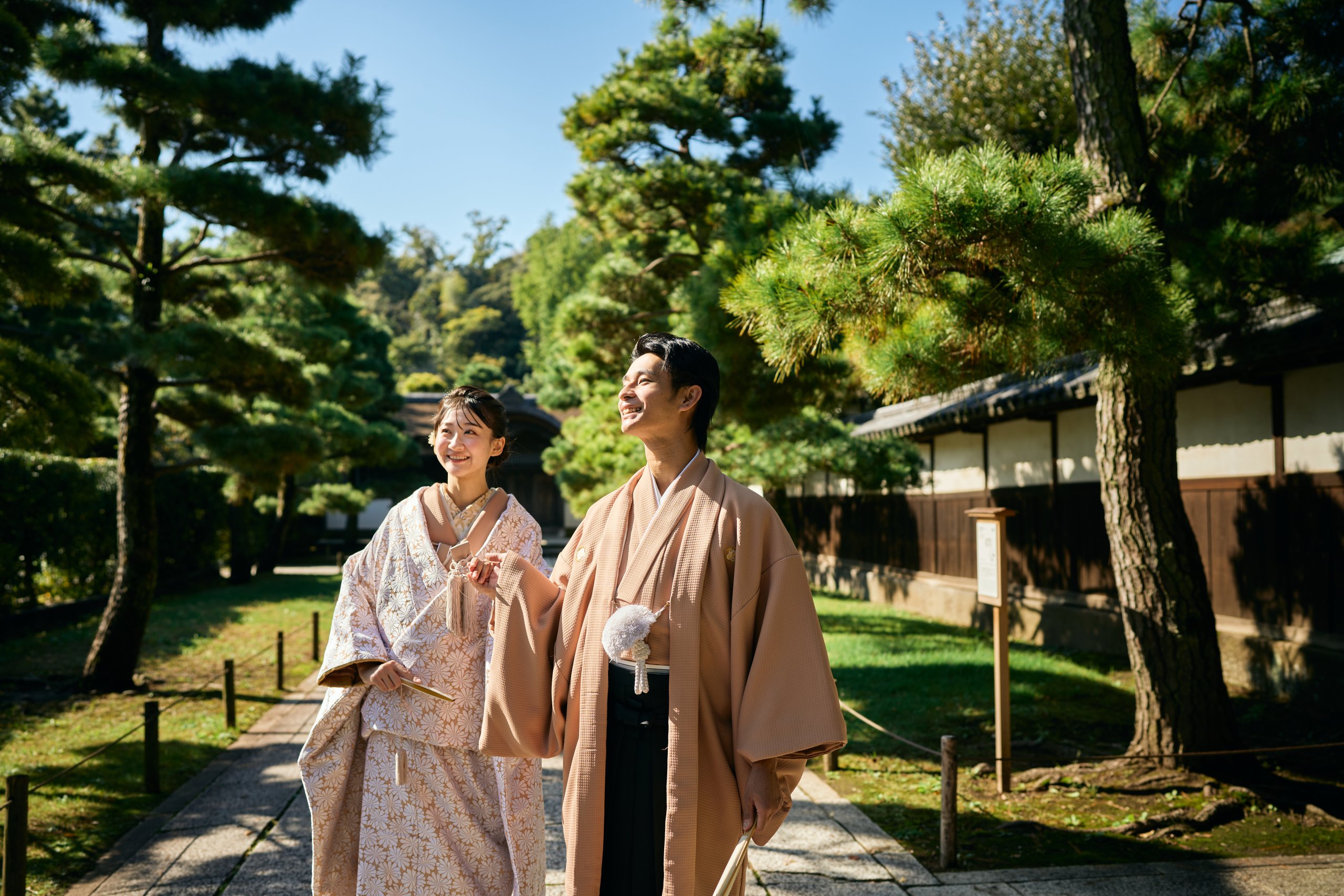 三溪園の松林の中を歩く和装姿の新郎新婦