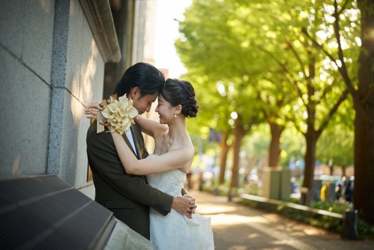 緑の並木道で抱き合う前撮りカット