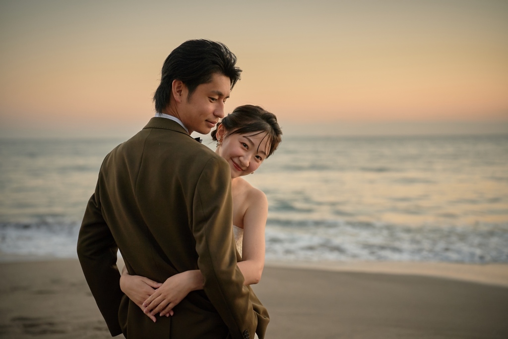 後ろから抱きしめられ振り返り微笑む新婦
