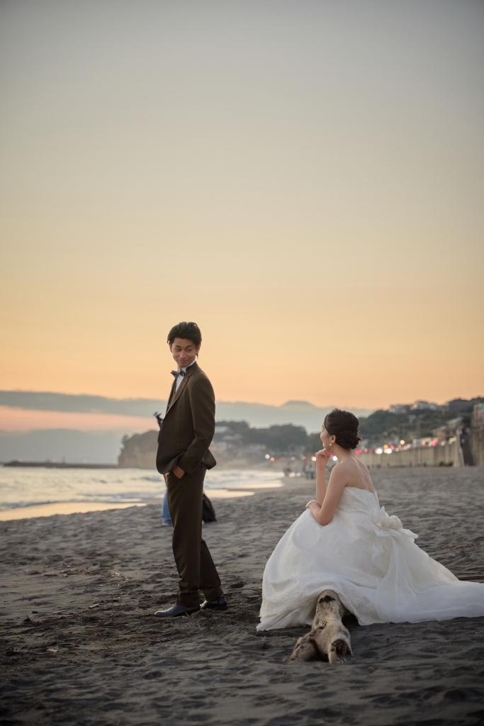 夕焼けの七里ヶ浜で微笑み合う新郎新婦