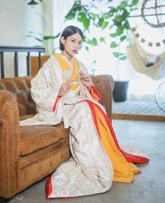 深みのあるオレンジとシックな花柄が、白無垢や色打掛を美しく引き立てる掛下です。（ミモザ／衣装番号色掛下：TK20）