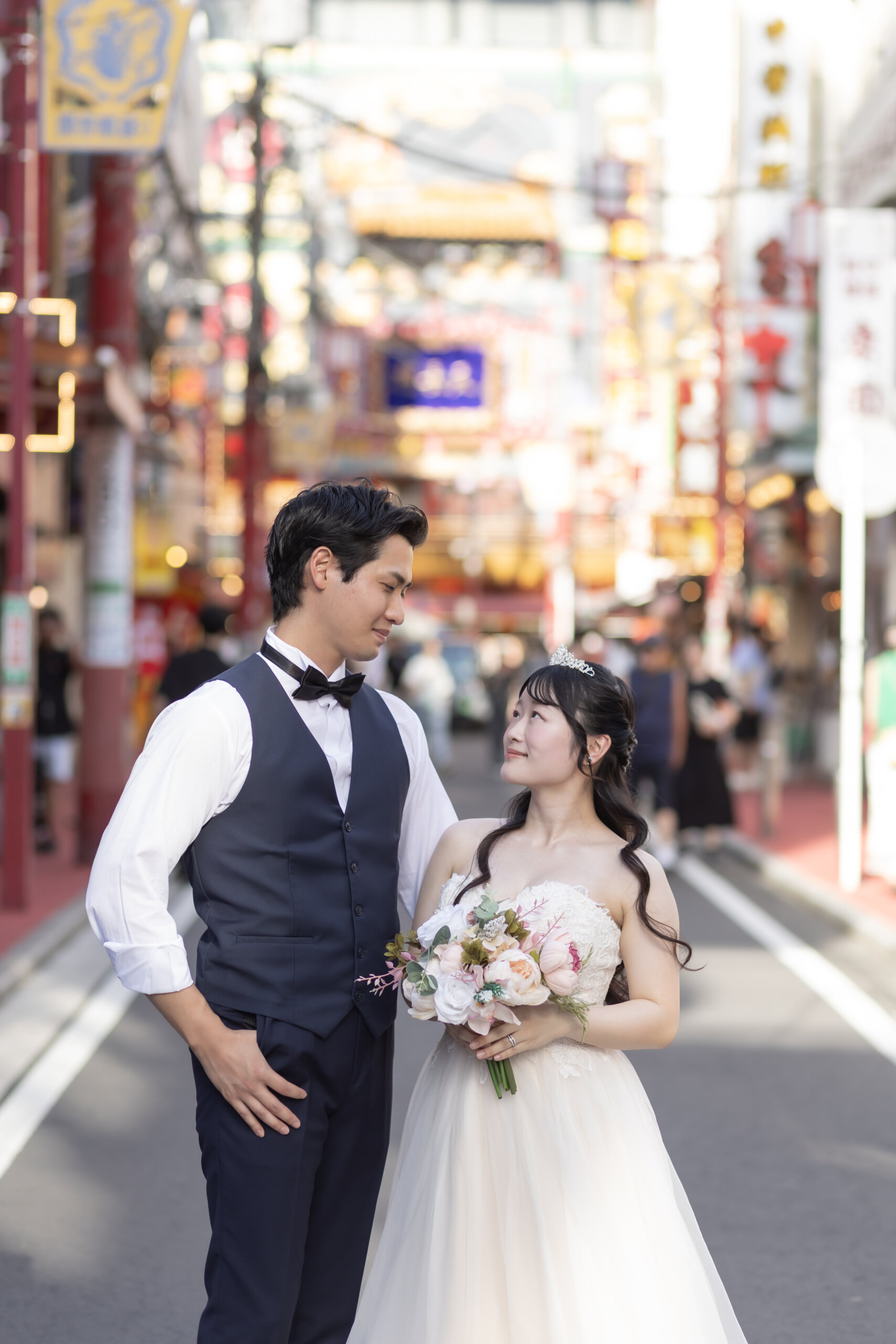 横浜中華街で洋装撮影をするイメージ画像