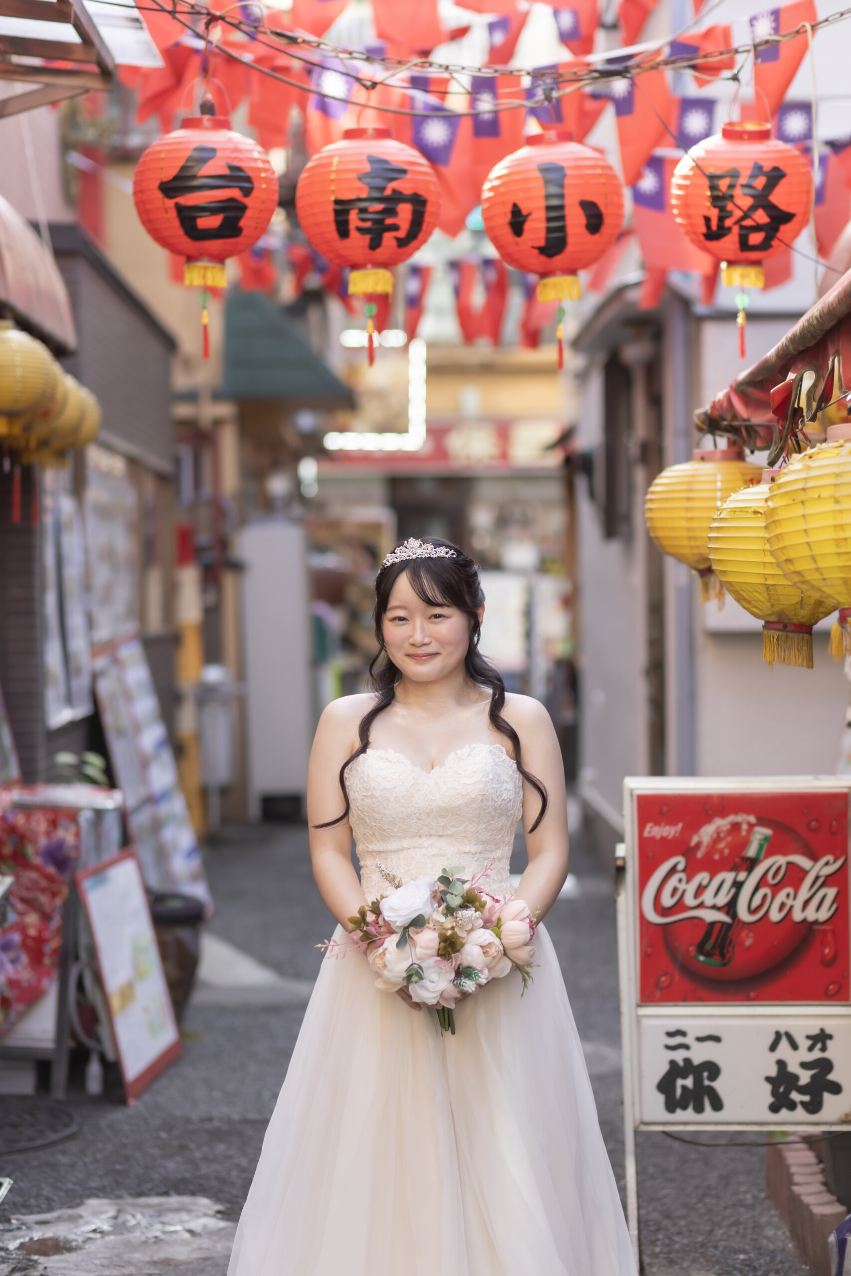 横浜中華街で洋装撮影をするイメージ画像