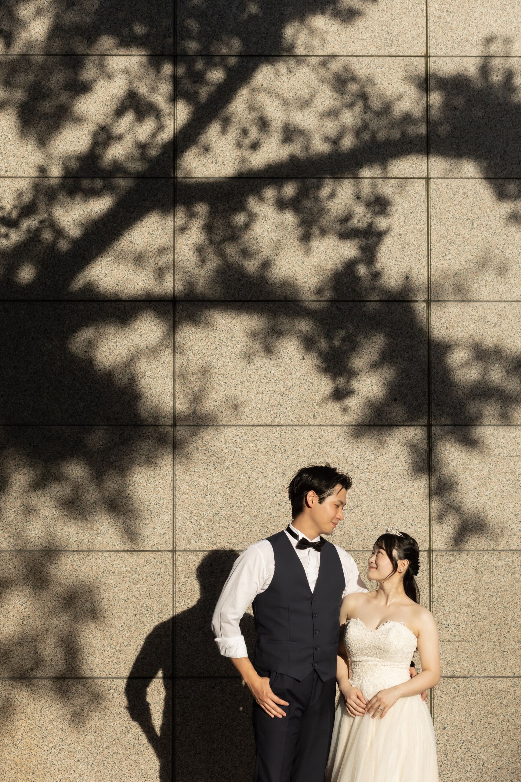 馬車道で洋装撮影をする新郎新婦