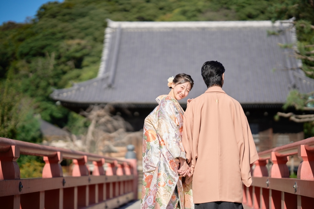 称名寺で和装撮影をする新郎新婦