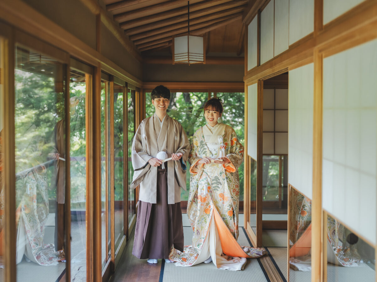 紅葉を手にして笑い合う新郎新婦