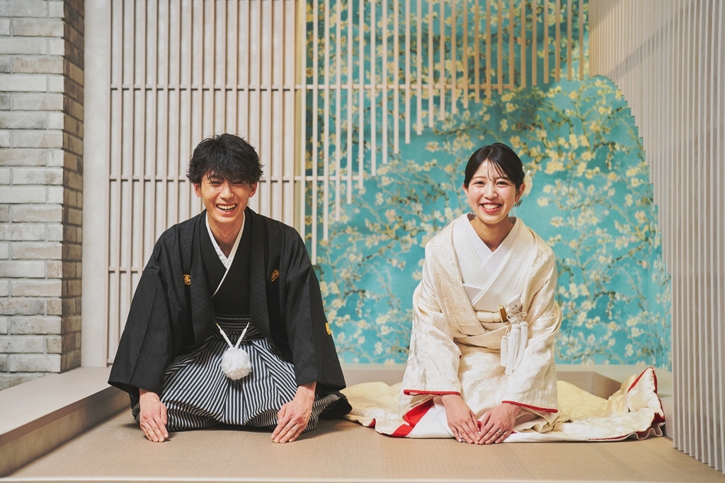横浜のスタジオで正座のポーズで撮った結婚写真