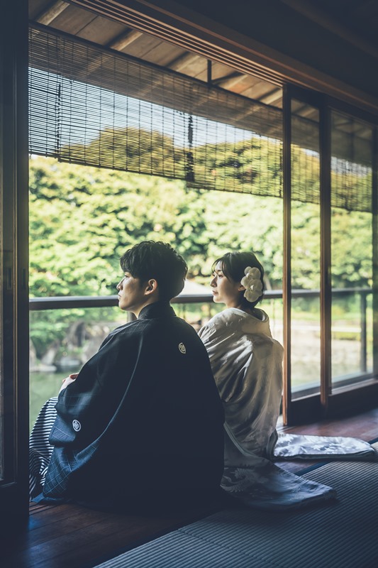 回廊を歩きながら笑顔を見せるふたり
