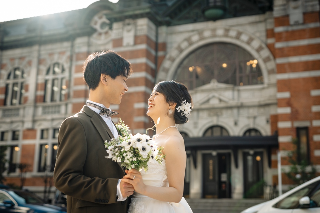 横浜市開港記念会館前で撮った結婚写真