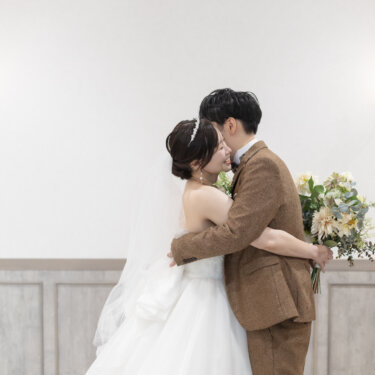 ブーケを持ったまま新郎を抱きしめる花嫁。ファーストミートで対面した直後の喜びを写したウェディングフォト