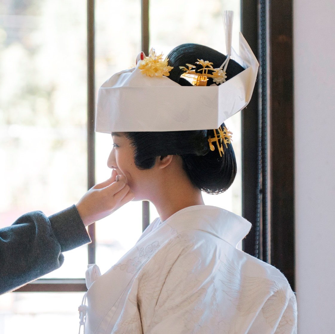 綿帽子と金の花かんざしを合わせた、白無垢の和装ヘアメイク