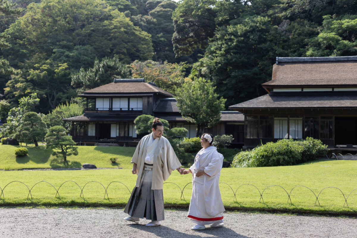 雨の余韻に包まれた三溪園で、ふたりの特別な一枚を