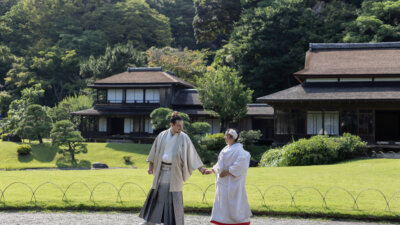 雨の余韻に包まれた三溪園で、ふたりの特別な一枚を