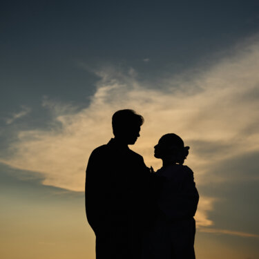 夕焼け雲の空に浮かび上がる、寄り添う新郎新婦のシルエット。城ヶ島の夕景を生かしたフォトウェディング